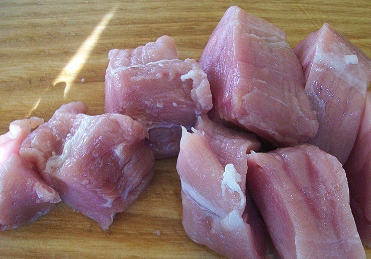 1. Этап. Картофель со свининой в сметане: Свинину промываем и обсушиваем. Затем режем ее кусочками произвольно.