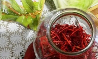 1. Этап. Квашеная капуста со свеклой: Очищенную морковь и свеклу натираем на корейской терке и хорошо перемешиваем.