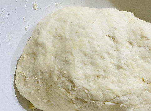 1. Этап. Хрустящие рогалики: Собрать тесто в шар и положить в холодильник на два часа