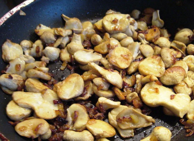 1. Этап. Суп из свежих дождевиков: Измельчите и слегка обжарьте лук на сливочном масле. Затем добавьте грибы и жарьте вместе в течение 4-5 минут. Снимите с огня.