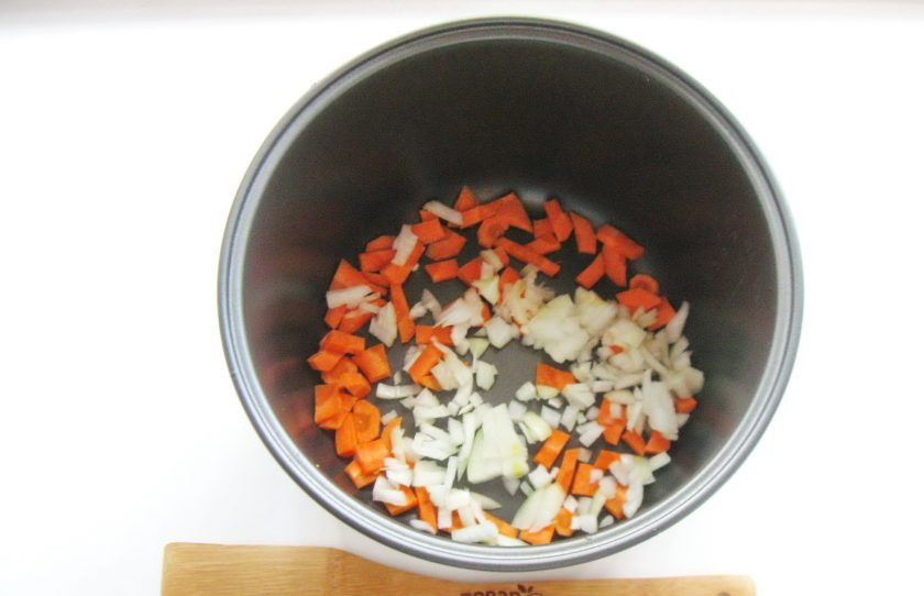 1. Этап. Гречка с мясом и грибами в мультиварке: Репчатый лук и морковь мелко нарежьте и выложите в чашу мультиварки.