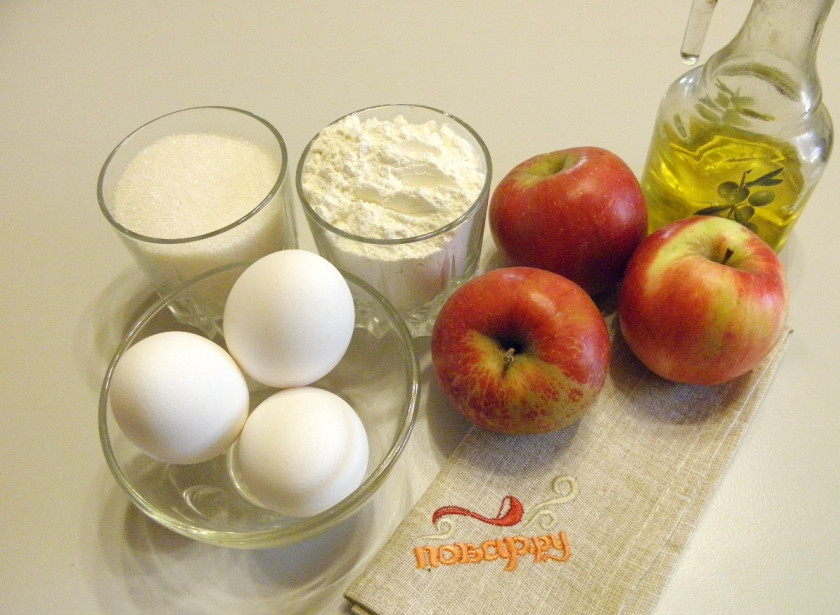 1. Этап. Шарлотка с яблоками в мультиварке: 1. Подготовьте продукты для пирога. Вымойте яблоки, просейте муку. Яйца, если крупные, берите в количестве 3 шт. Если мелкие - 4 шт. Приступим.