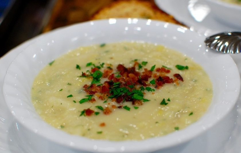 1. Этап. Картофельно-луковый суп: 13. Суп будет отлично гармонировать с гренками.