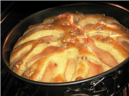 1. Этап. Выпечка с грушей: Отправляйте пирог в разогретую на 180 градусов духовку на 30 минут.