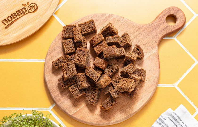 1. Этап. Закваска для кваса на дрожжах: Ржаной хлеб нарежьте на кубики.