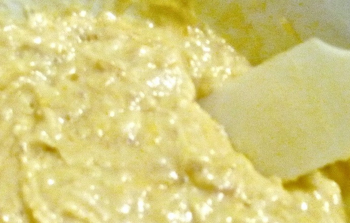 1. Этап. Банановые кексы: 6. Хорошенько перемешайте тесто, чтобы не было комочков.