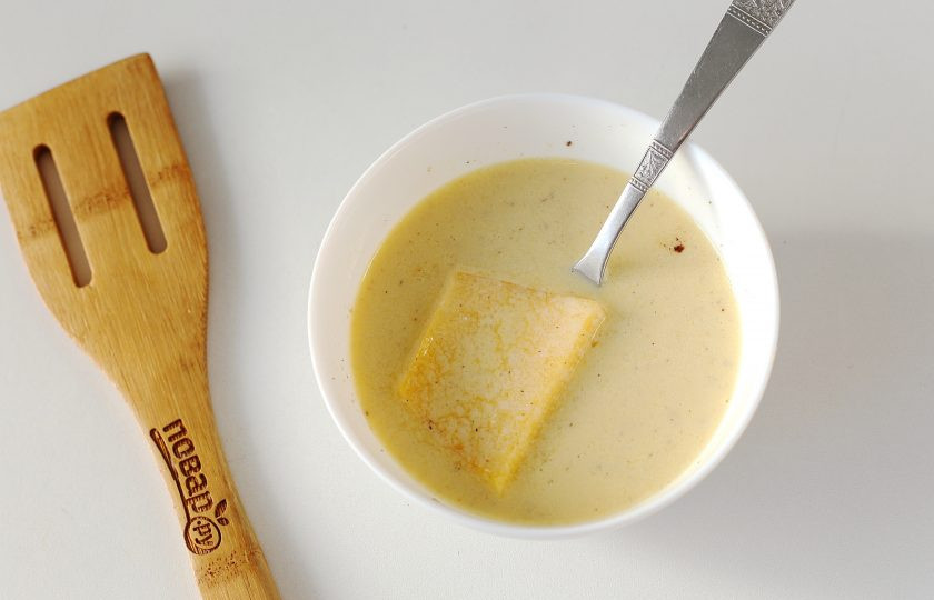 1. Этап. Шницели из тыквы: Каждый кусочек тыквы окуните сначала в яичную смесь.