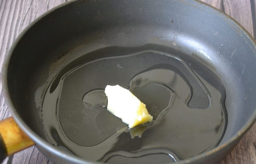 1. Этап. Лисички с картошкой жареные в сметане: Готовьте в двух сковородах, в одну выложите растительное и сливочное масло.