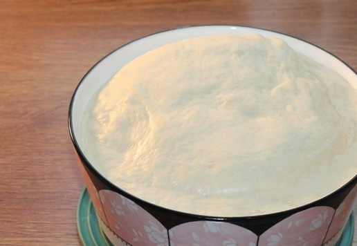 1. Этап. Белый хлеб домашней выпечки: 9. Вот так тесто подросло спустя 30 минут. Обминаем тесто и округляем. Закрываем миску и минут на 15 оставляем в сторону.