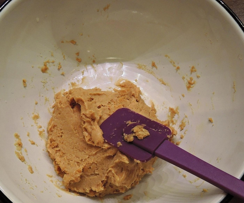 1. Этап. Чизкейк с персиками: 3. Разминаю массу лопаткой до образования однородной смеси.