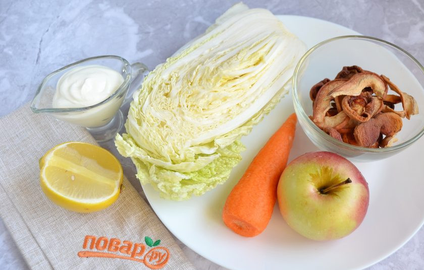 1. Этап. Легкий зимний салат: 1. Подготовьте продукты для салата, вымойте овощи-фрукты.