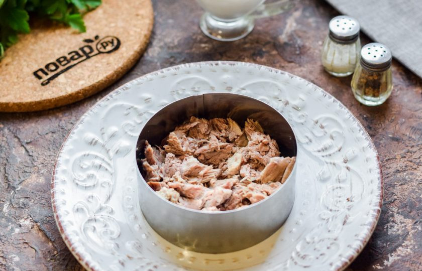 1. Этап. Салат Мачо: Разберите говядину на волокна. Выложите говядину первым слоем.