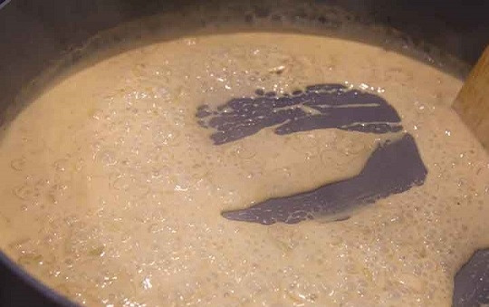 1. Этап. Свиная отбивная в сливках: 5. Аккуратно перемешайте соус, выложите на сковороду мясо. Оставьте на среднем огне томиться до готовности. Перед подачей можно присыпать свежей зеленью. Приятного аппетита!