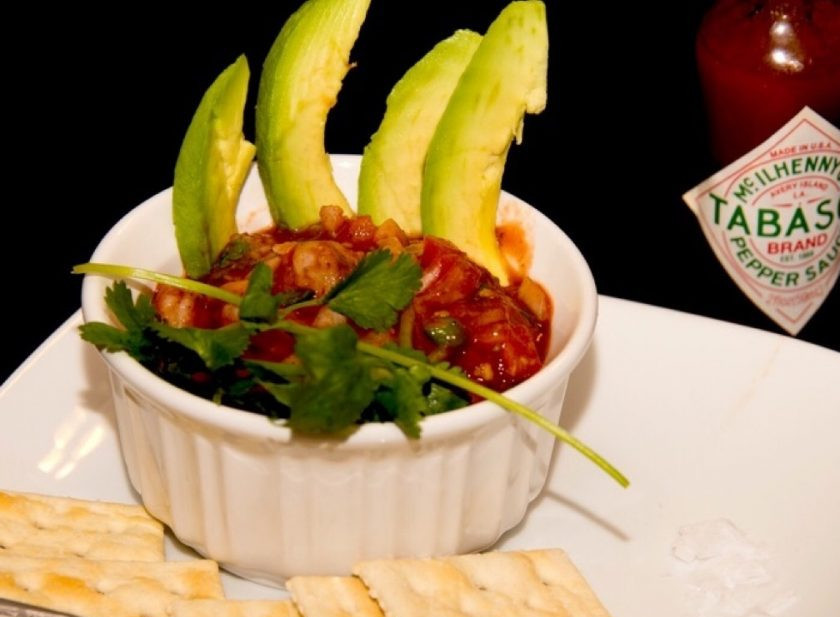 1. Этап. Закуска из креветок с овощами: 4. Смешайте немного креветки с овощами и кетчупом в блендере, подавайте закуску холодной.