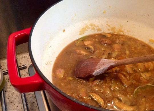 1. Этап. Говяжья печень с грибами: 5. Влейте бульон, доведите до кипения и томите еще минут 5.