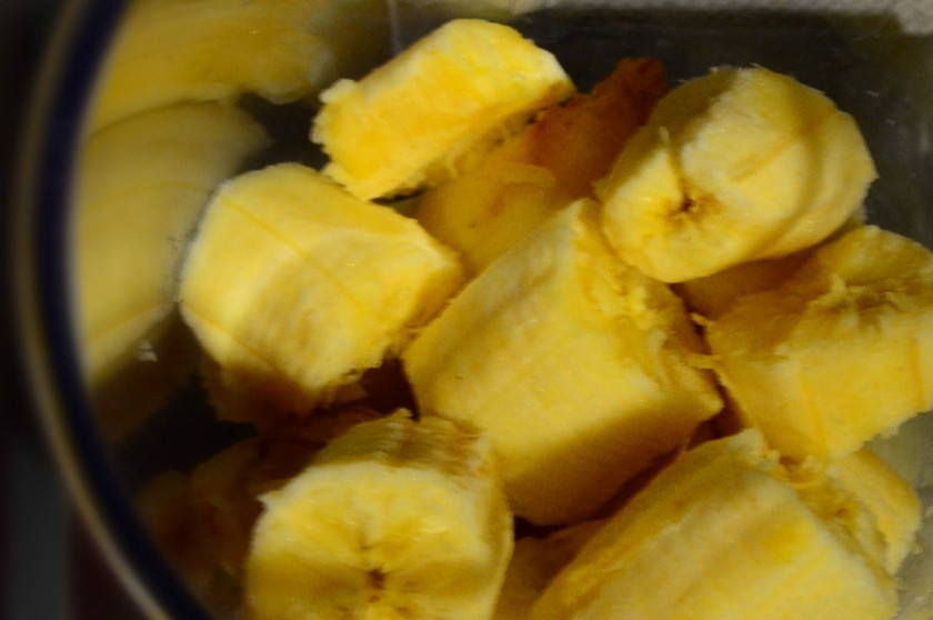 1. Этап. Банановые кексы в силиконовых формочках: 3. Отдельно измельчаем в блендере бананы и добавляем к нашему тесту.