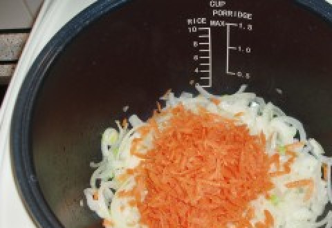 1. Этап. Солянка с курицей в мультиварке: Лук нарежьте полукольцами, морковь натрите на крупной терке. В чашу мультиварки вливаем масло, готовим овощи 10 минут в режиме 