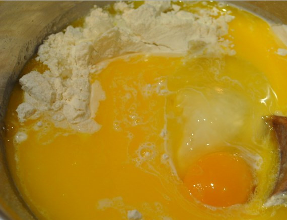 1. Этап. Простые кексики: Потом растопленное масло смешайте с яйцом, молоком и потом введите в сухую смесь. Тщательно все перемешать.