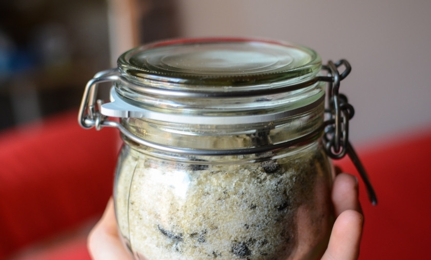 1. Этап. Ванильный сахар в домашних условиях: Закройте баночку и оставьте при комнатной температуре на неделю. Каждый день аккуратно мешайте сахар. Уже в первый день вы почувствуете потрясающий аромат!