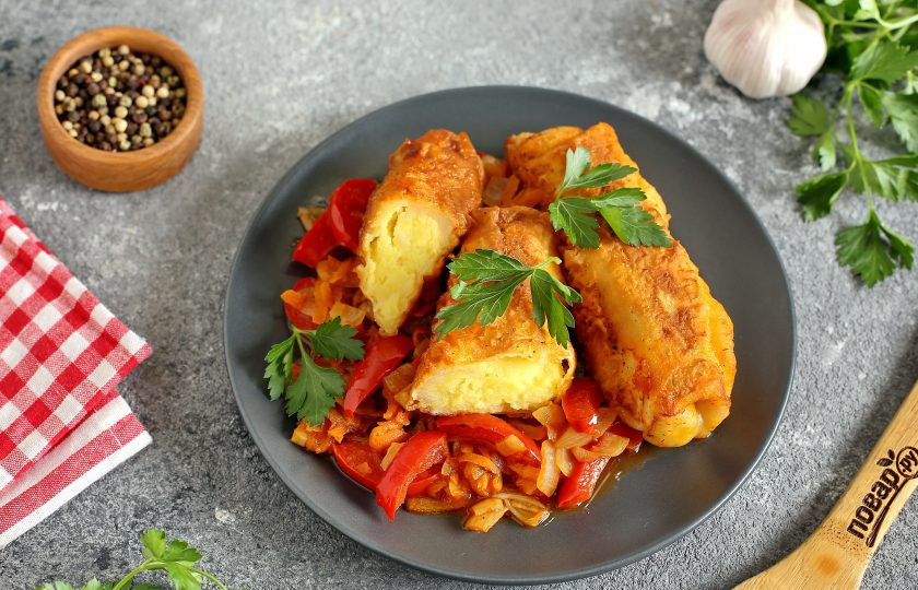 1. Этап. Рулетики из теста с картошкой: Готовые рулетики из теста с картошкой подавайте на овощной подушке с любимым соусом. Нам очень нравится со сметаной. Приятного аппетита!