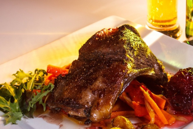 1. Этап. Баранина со сливами: Когда мясо будет готово, выкладываем на порционную тарелочку горсть моркови с перцем, на нее кладем баранину, рядом выкладываем сливы и чеснок (его после обжарки следует выложить на бумажное полотенце). Поливаем блюдо соусом и подаем к столу. Приятного всем аппетита!