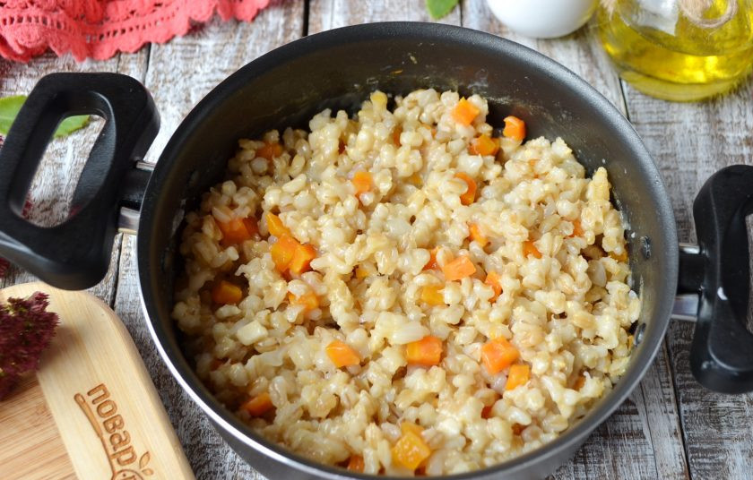 1. Этап. Перловая каша с фасолью, тыквой и беконом: В готовую перловку добавьте кусочек тертого сыра и быстро перемешайте.