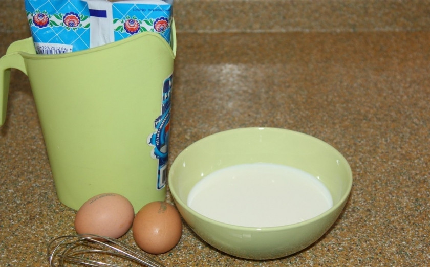 1. Этап. Конгрио в духовке: 7. Делаем заливку: взбиваем яйца с молоком и зеленью.