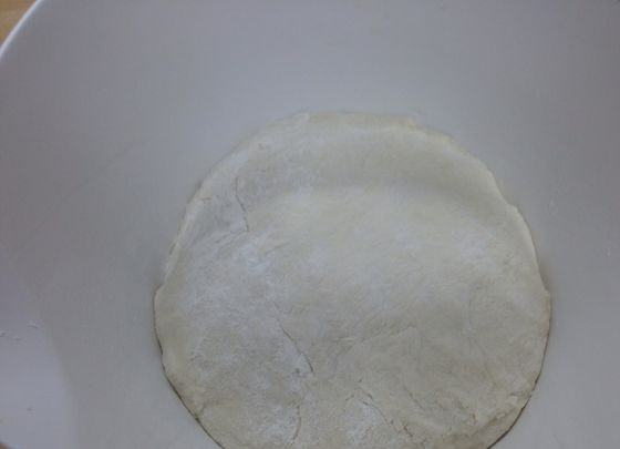 1. Этап. Сербский хлеб: 2. Добавьте молоко и хорошенько перемешайте. Замесите тесто.