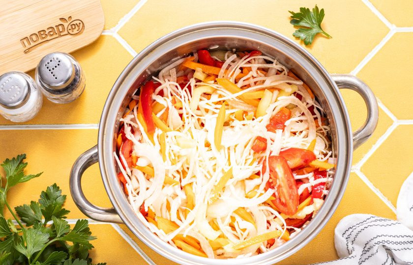 1. Этап. Салат Осенний на зиму: Все перемешайте и оставьте на 30-40 минут, чтобы овощи пустили сок.