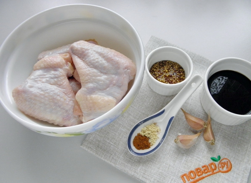 1. Этап. Острые крылышки к пиву: Вымойте тщательно крылышки, дайте воде стечь. Очистите чеснок и отмерьте специи и соус. Приступим!