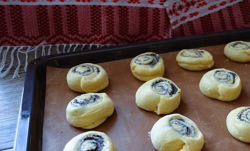 1. Этап. Маковые булочки под шоколадом: Духовку включить на разогрев. Слегка расплющивая шайбы, сформовать булочки, перенести на противень. Накрыть плёнкой, оставить в тепле на 30 минут, на расстойке.