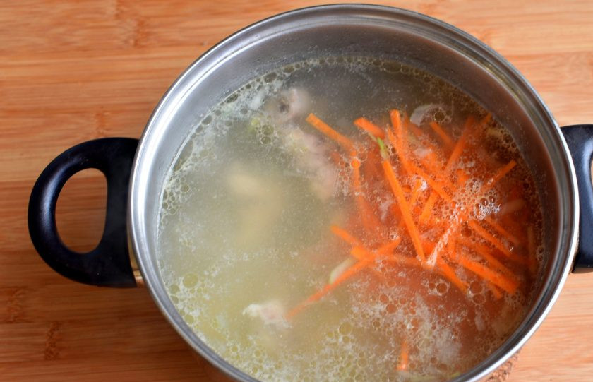 1. Этап. Легкий супчик с вермишелью и брокколи: Выложите в суп морковь, нашинкованную тонкими брусочками. Дайте закипеть.