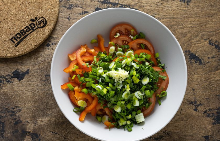 1. Этап. Салат Бакинский с баклажанами: Порубите мелко зелень и чеснок.