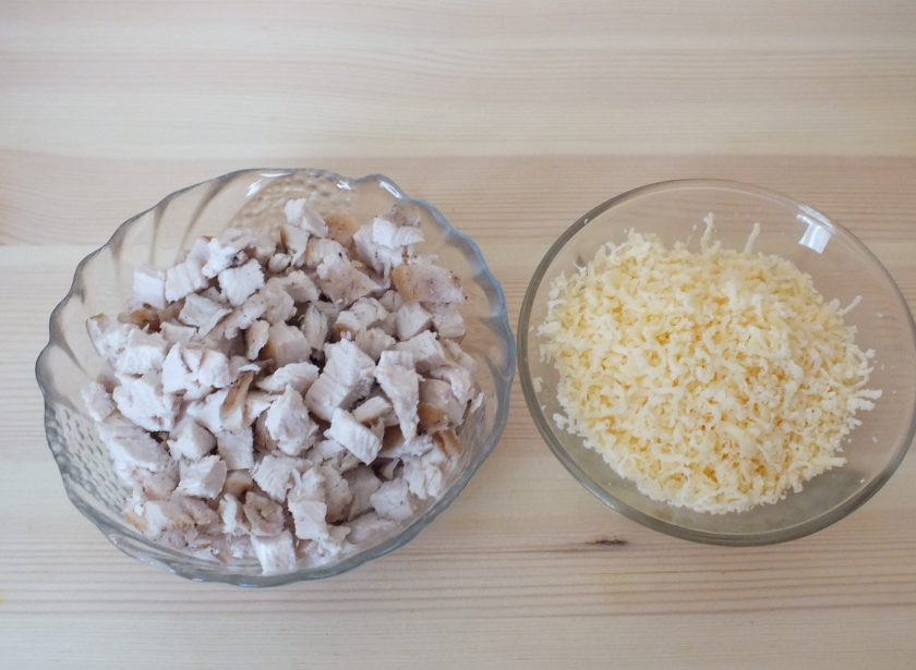 1. Этап. Салат Светофор с корейской морковью: Охлажденное филе нарежьте мелким кубиком, сыр натрите на мелкой терке.