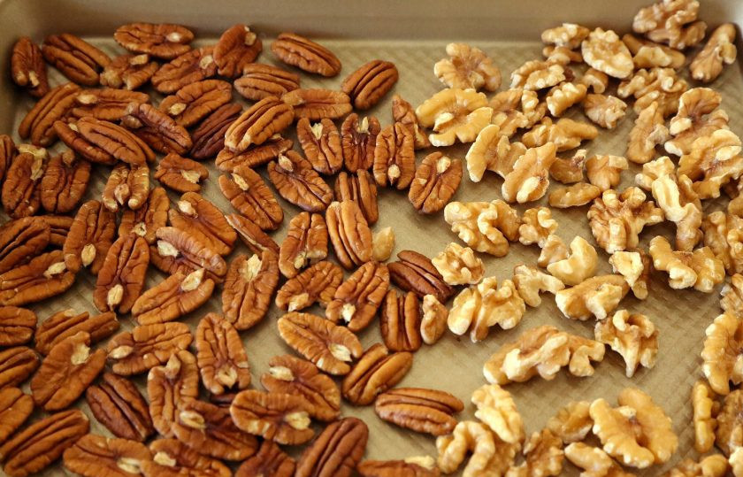 1. Этап. Шоколад с орехами: Для начала сырые орехи подсушите в духовке при 180 градусах до хрустящего состояния.