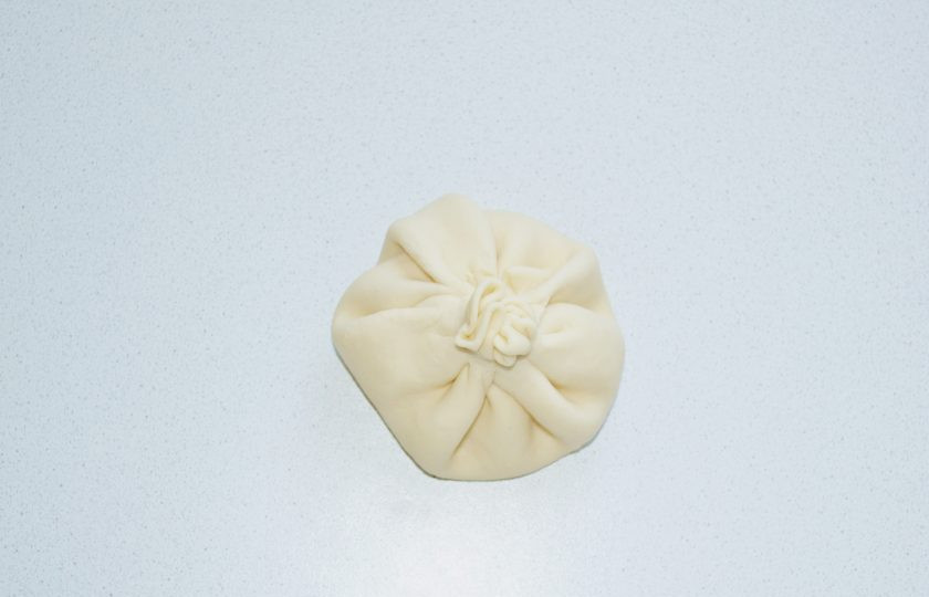 1. Этап. Хычины на кефире: Аккуратно соберите края и защипните.