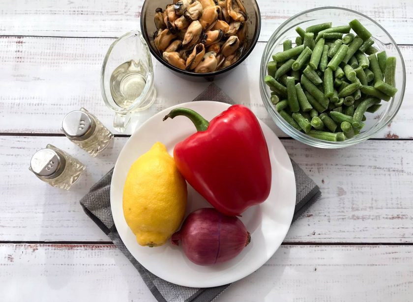 1. Этап. Салат с мидиями и стручковой фасолью: Подготовьте все необходимые ингредиенты.