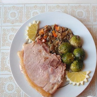 Свиные стейки с грибами и брюссельской капустой