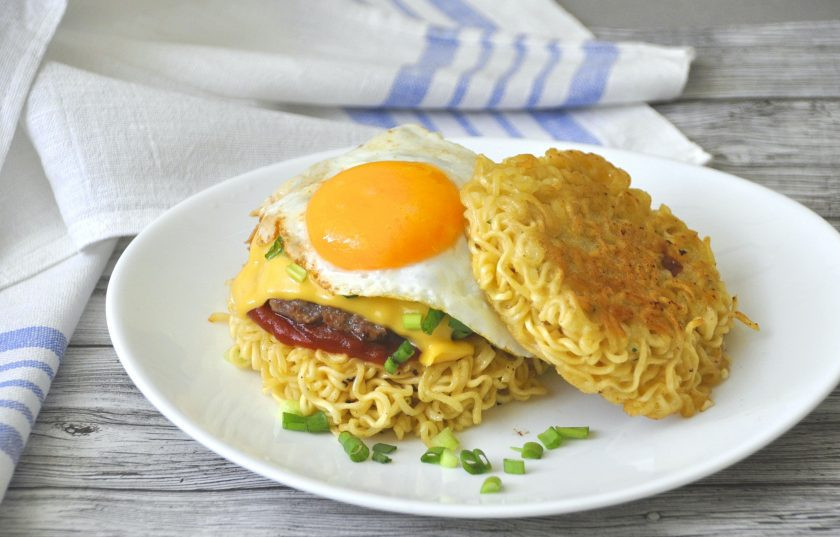 1. Этап. Рамен-бургер: Сверху выложите глазунью и подавайте к столу горячим. Приятного аппетита!