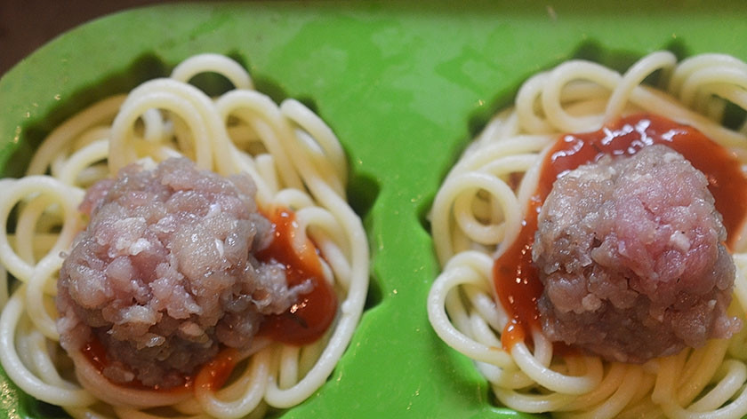 1. Этап. Кексики из спагетти с фрикадельками: 4. Из фарша сделайте фрикадельки, положите сверху.