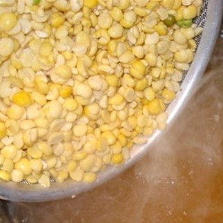 1. Этап. Гороховый суп с копчеными ребрами: Промываем горох и добавляем его в бульон, доводим до кипения, ставим на средний огонь и варим около 1 часа.