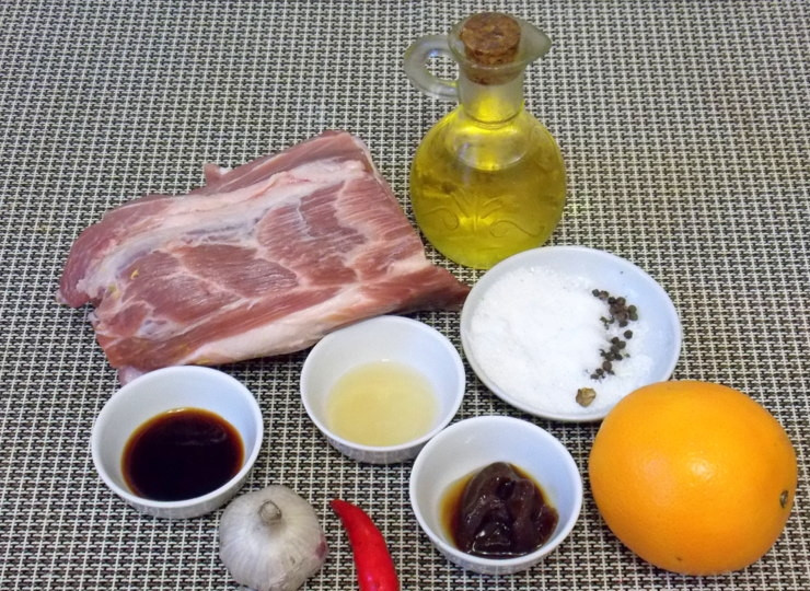 1. Этап. Свинина, запеченная в апельсиновом соусе: Подготовьте все необходимые ингредиенты.
