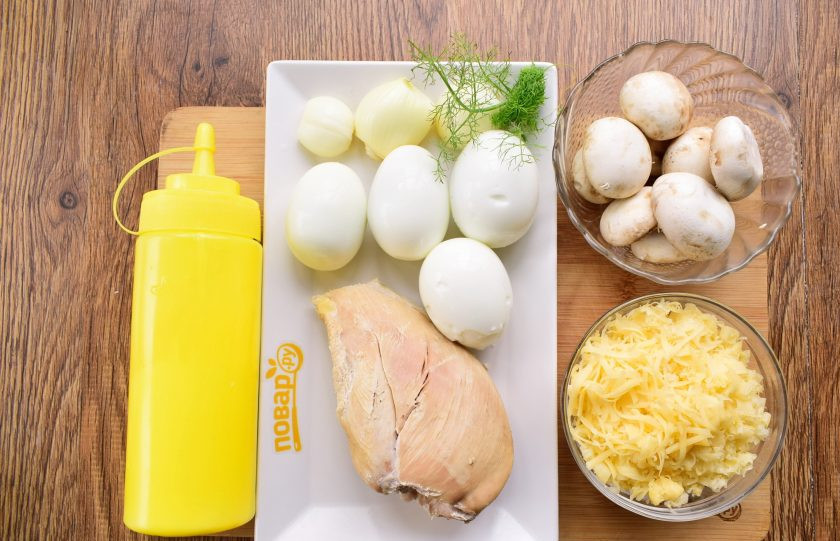 1. Этап. Салат Женская фантазия с курицей: Подготовьте необходимые продукты. Лук и грибы помойте. Лук и яйца очистите. Сыр натрите на мелкой терке.