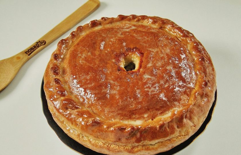 1. Этап. Хуплу: Затем достаньте и проверьте начинку. Если она окажется суховата, влейте через круглое отверстие по центру 2-3 столовые ложки воды или бульона. Отправьте пирог обратно в духовку, прибавьте температуру до 180 градусов и выпекайте до тех пор, пока он не станет румяным, а начинка не приготовится. Готовый Хуплу смажьте водой, сливочным или растительным маслом. Накройте полотенцем и дайте постоять ему еще 1 час.