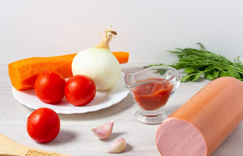 1. Этап. Поджарка из колбасы: Подготовьте все необходимые ингредиенты. Овощи почистите и помойте.