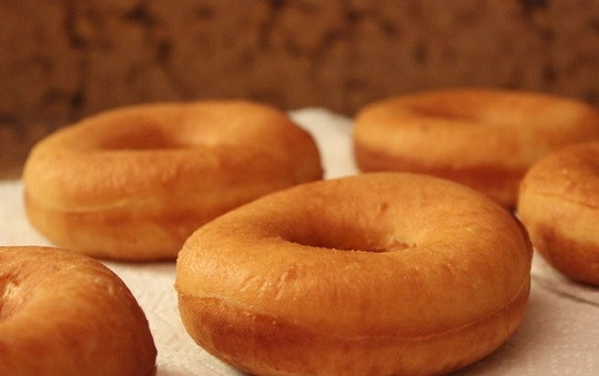 1. Этап. Пончики во фритюре: 7. После выложите их на бумажное полотенце, чтобы убрать излишки масла.