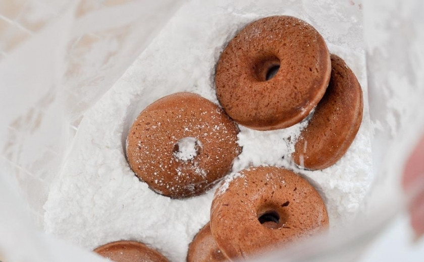 1. Этап. Пончики с сахарной пудрой: 3. А теперь готовые пончики просто посыпаем сахрной пудрой. У меня ее было много, так что я их прямо в этой пудре и обваляла.