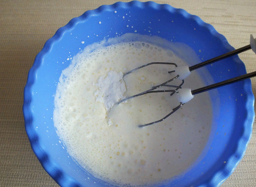 1. Этап. Корзиночки со взбитыми сливками: Сливки взбейте до легкого загустения, после добавьте в два приёма сахарную пудру и вбейте до густого состояния.