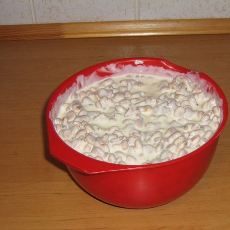 1. Этап. Торт из печенья Рыбки: Добавляем крекеры. Перемешиваем и отправляем в холодильник на 4 часа - крекеры должны разбухнуть.