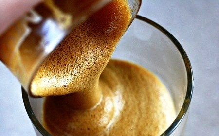 1. Этап. Кофе-фраппе: Наливаем в стакан полученную нами жидкость из шейкера. При желании, добавляем немножко молока.